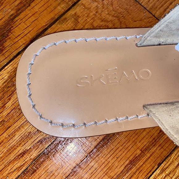 Skemo 8 1/2 Tan Leather jeweled sandals - Picture 3 of 5